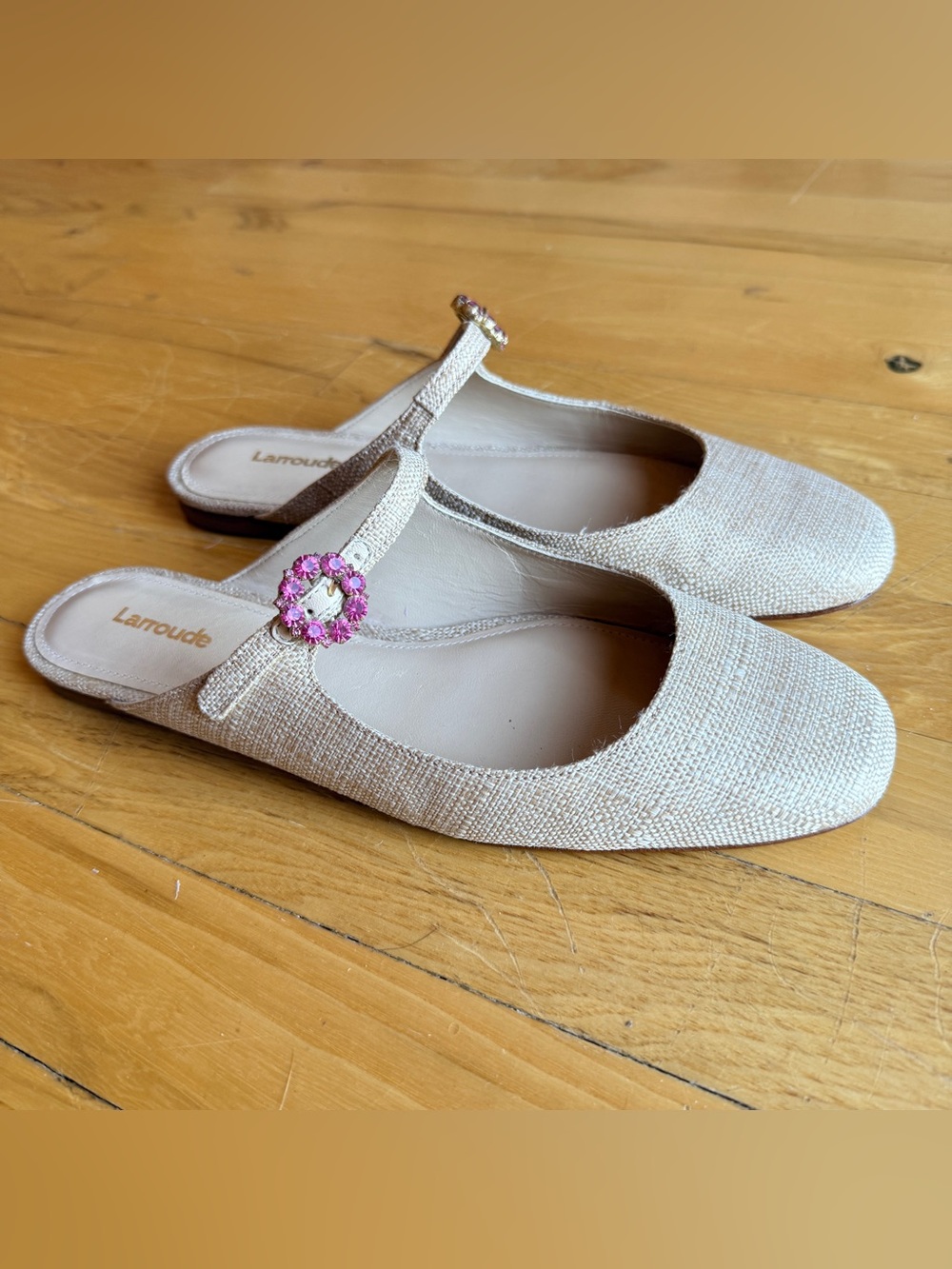 Larroude BLAIR FLAT MULE Beige W/ Pink Jewel Gorgeous Slide On Sz 8 EXCELLENT